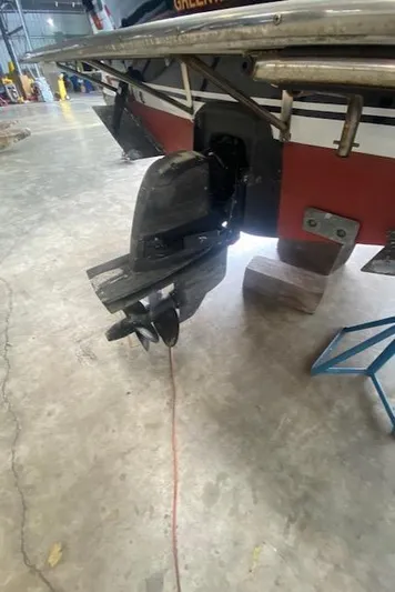  Yacht Photos Pics 2009 Hunt Yachts Harrier 29 boat stern and outboard motor in a garage.