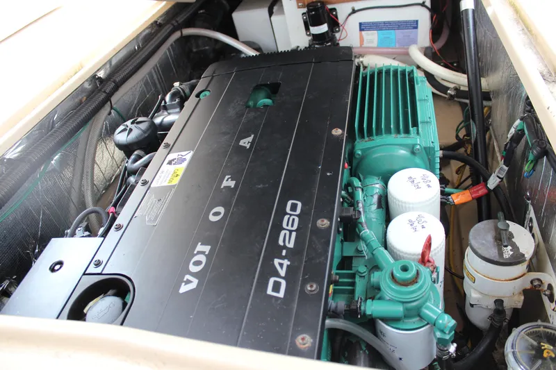 Shake N Bake Yacht Photos Pics Volvo Penta D4-260 engine in 2013 Cutwater 28 LE boat, detailed view.