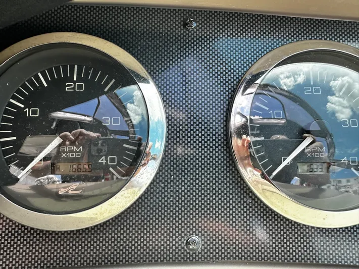 Sea Me Yacht Photos Pics Close-up of Sea Ray 460 Sundancer 2000 boat gauges showing RPM readings.