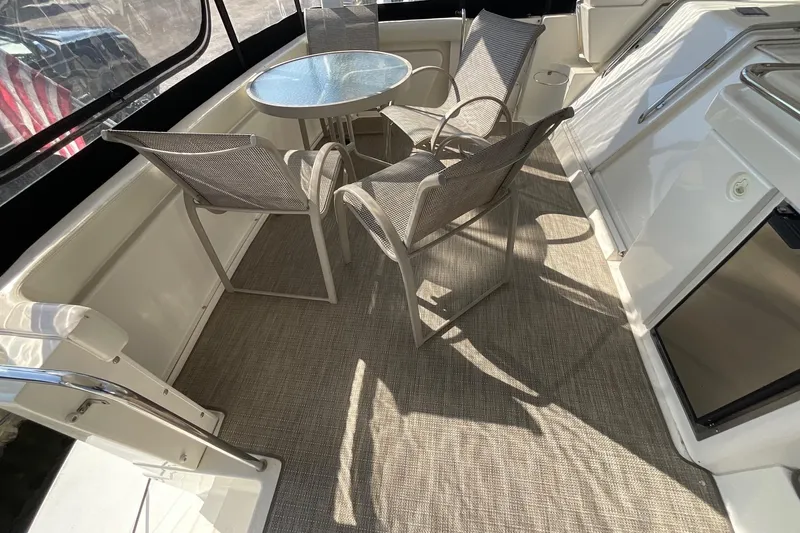  Yacht Photos Pics 2000 Silverton 392 Motor Yacht deck with table and chairs, featuring modern outdoor seating.