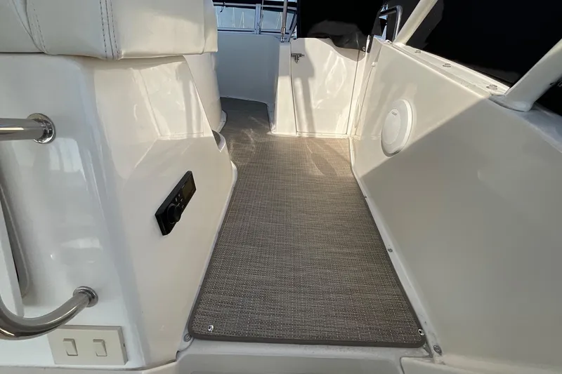  Yacht Photos Pics 2000 Silverton 392 Motor Yacht interior walkway with carpet and seating.