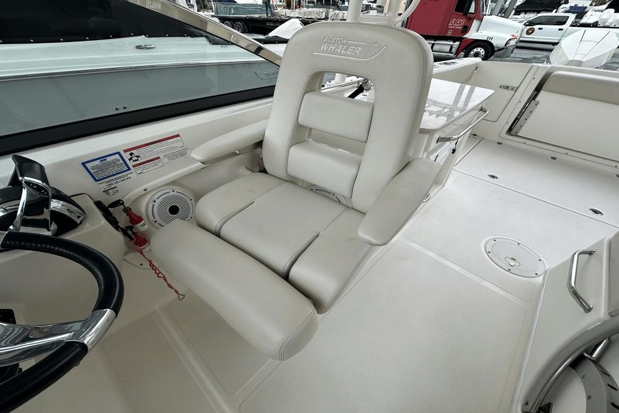 2019 Boston Whaler 270 Vantage