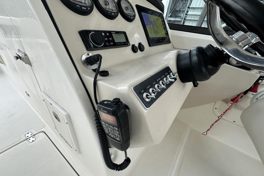 2019 Boston Whaler 270 Vantage