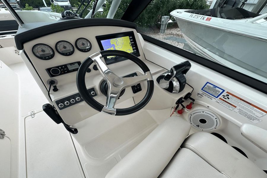 2019 Boston Whaler 270 Vantage