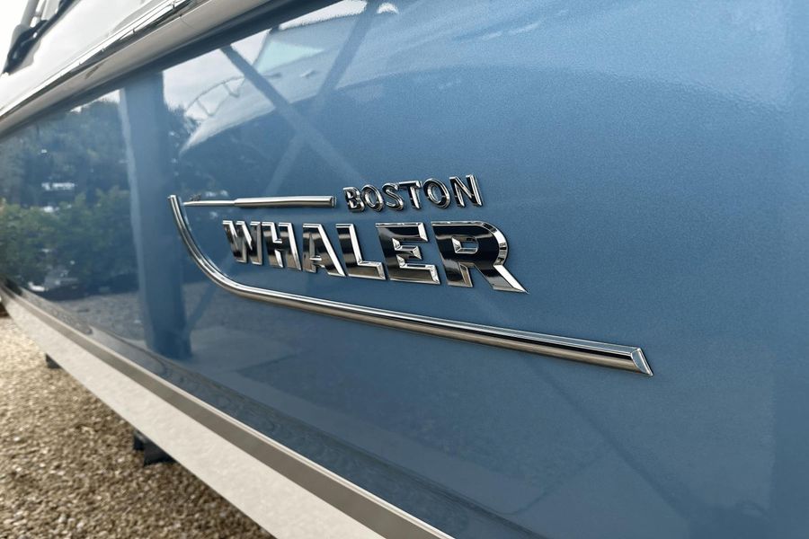 2019 Boston Whaler 270 Vantage