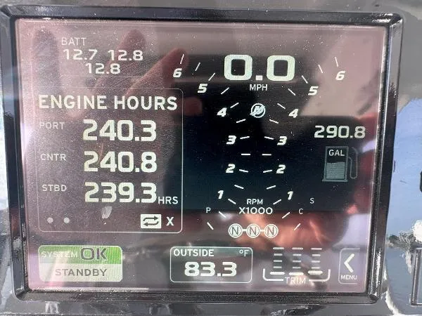  Yacht Photos Pics Display screen of a 2016 Boston Whaler 350 Outrage showing engine hours and battery status.