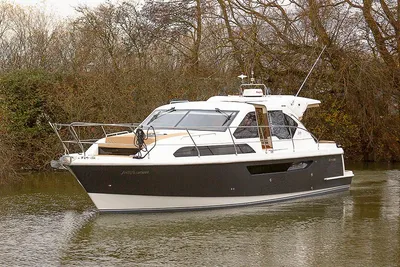 2017 Broom 35 Coupe