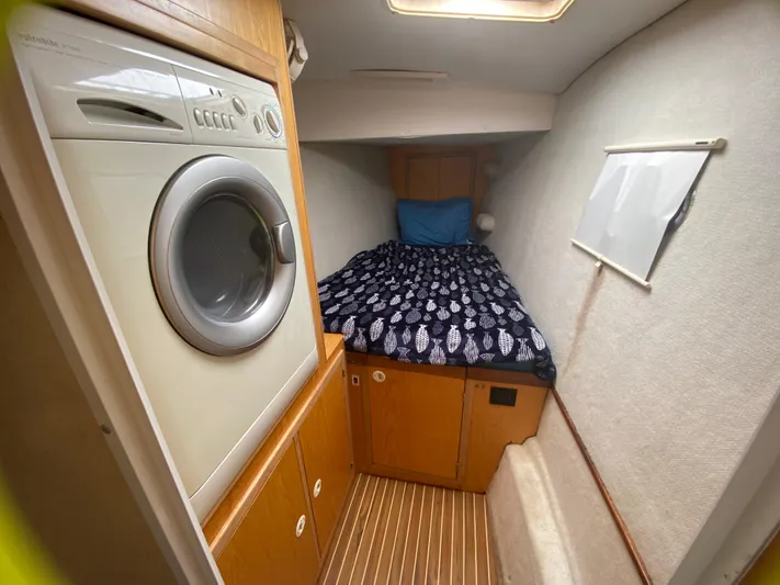 Lah De Dah Yacht Photos Pics Cozy cabin with bed and washer in 2007 Manta 44 Power Cat.