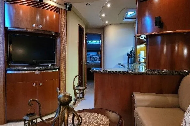  Yacht Photos Pics Interior of 2005 Sea Ray 500 Sundancer yacht.