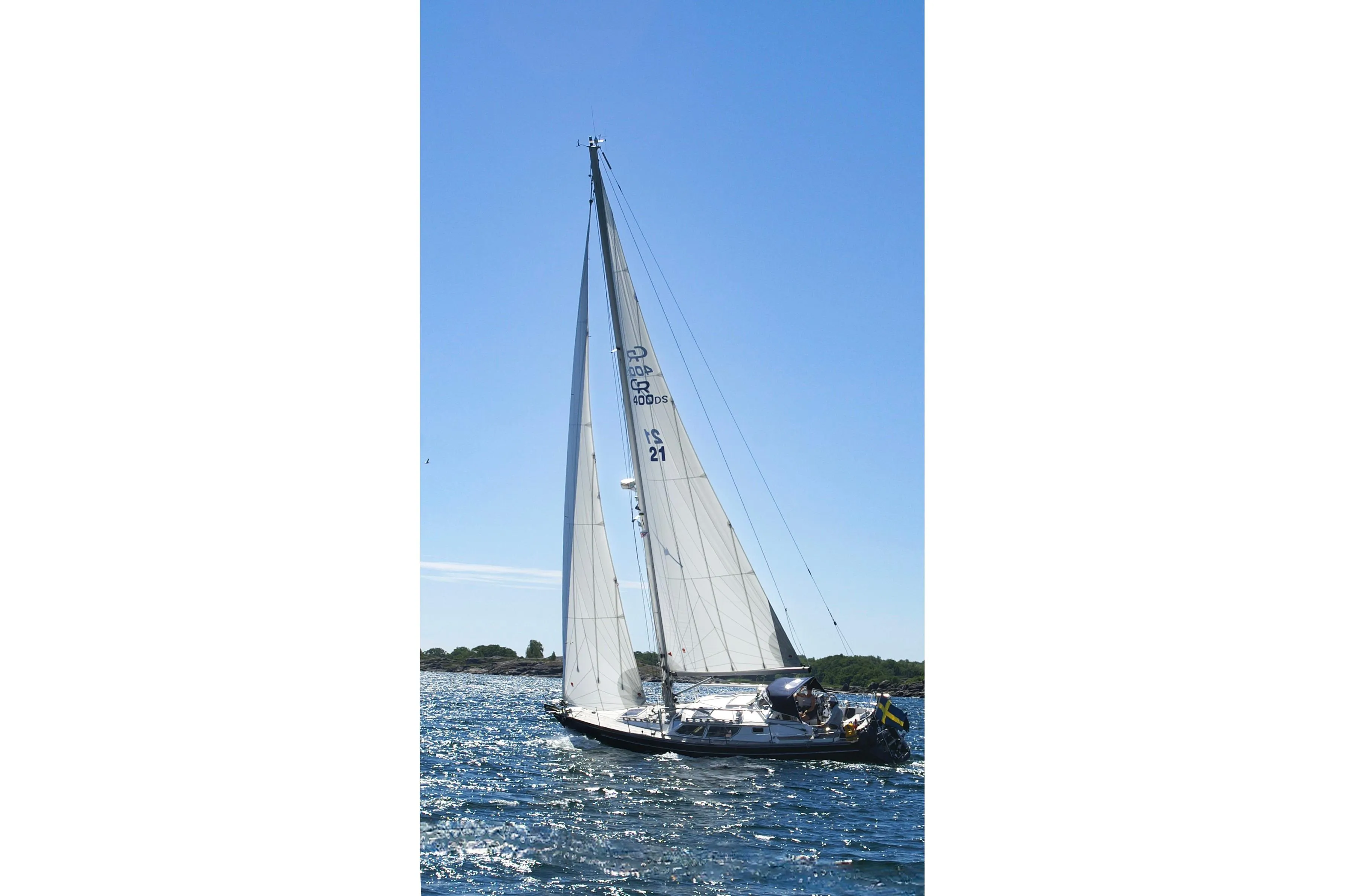 Sailboat CR 400 DS 2002 gliding on blue water under clear sky.