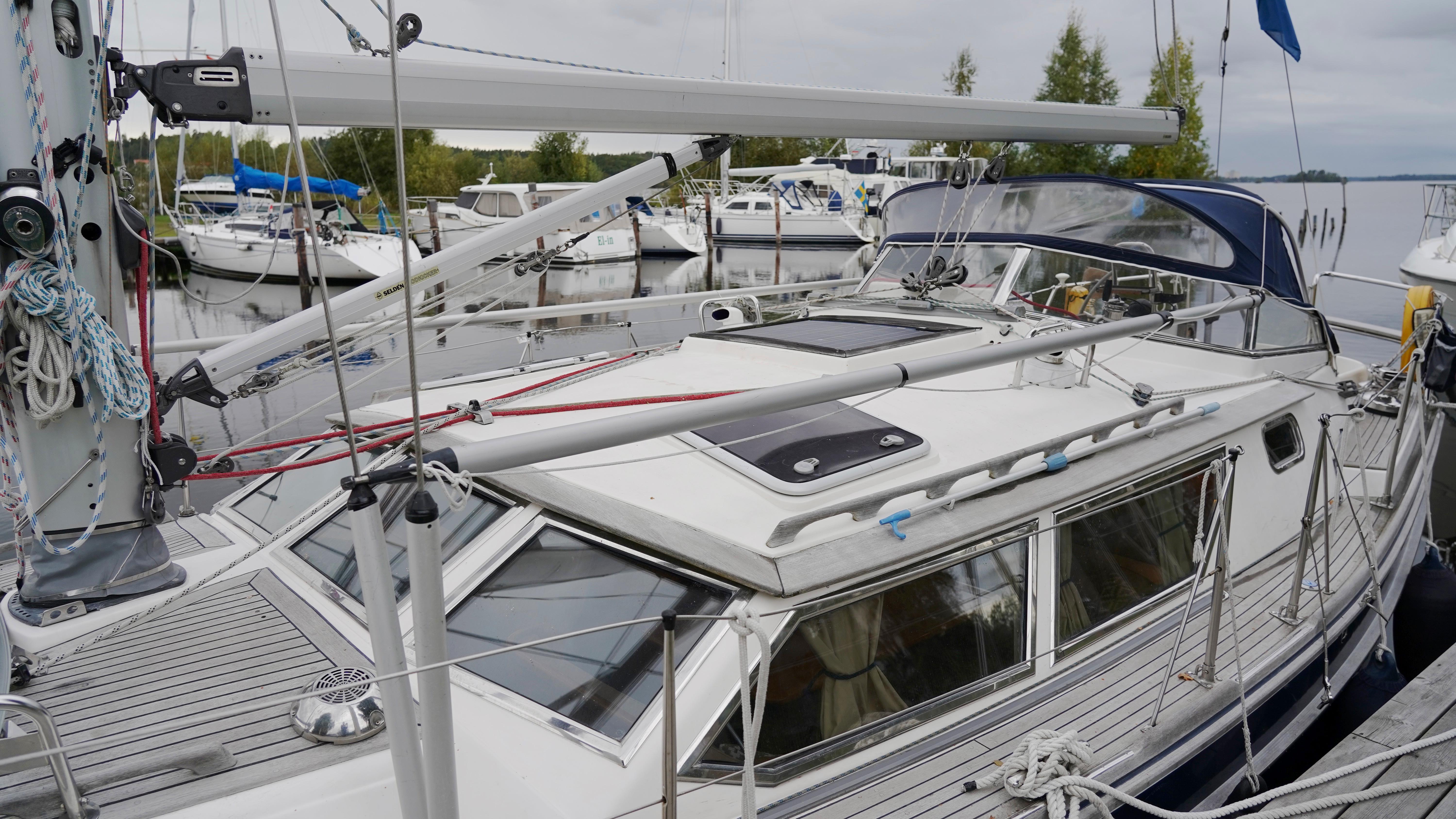 Sailboat docked at marina, CR 400 DS model, 2002, with visible rigging and deck details.