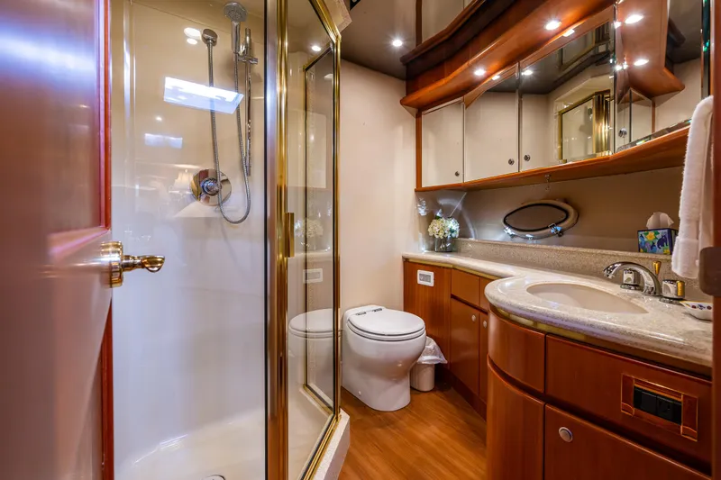 White Rabbit Yacht Photos Pics VIP ensuite head 1