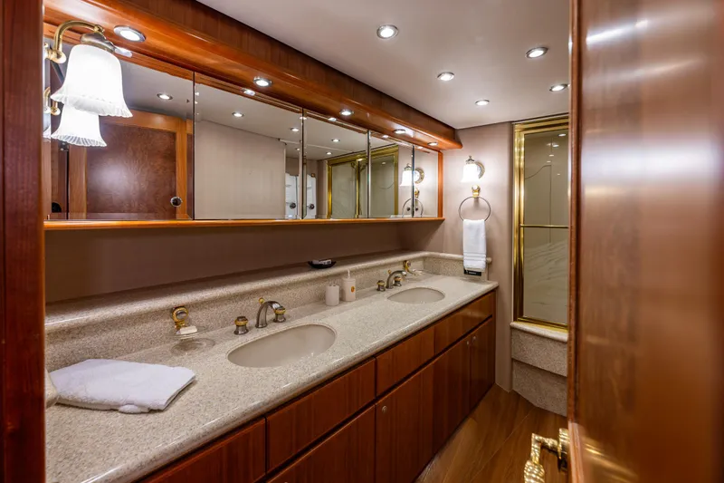 White Rabbit Yacht Photos Pics Owners suite ensuite head 1