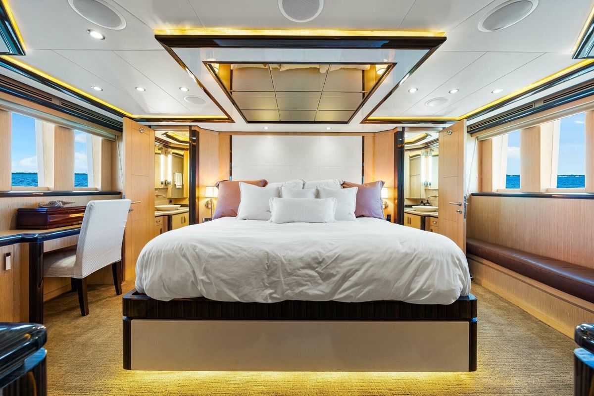 2010 Ocean Alexander 84 