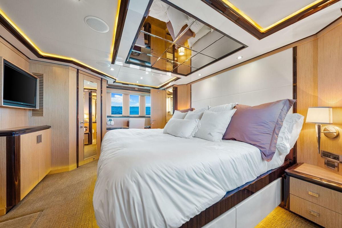 2010 Ocean Alexander 84 