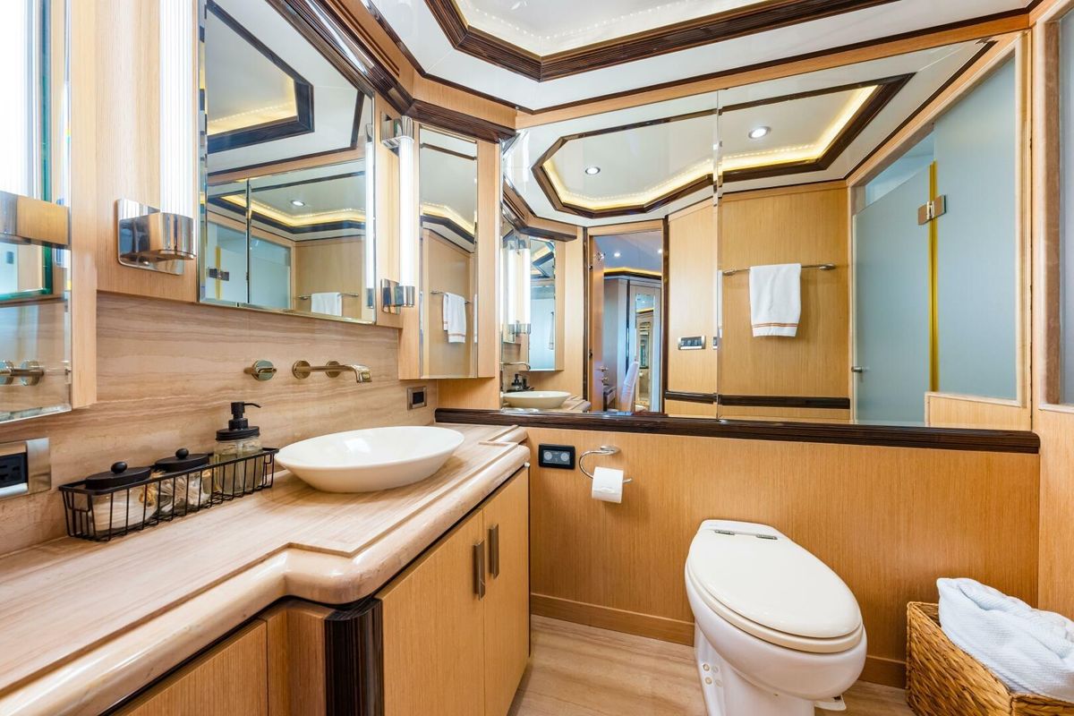 2010 Ocean Alexander 84 