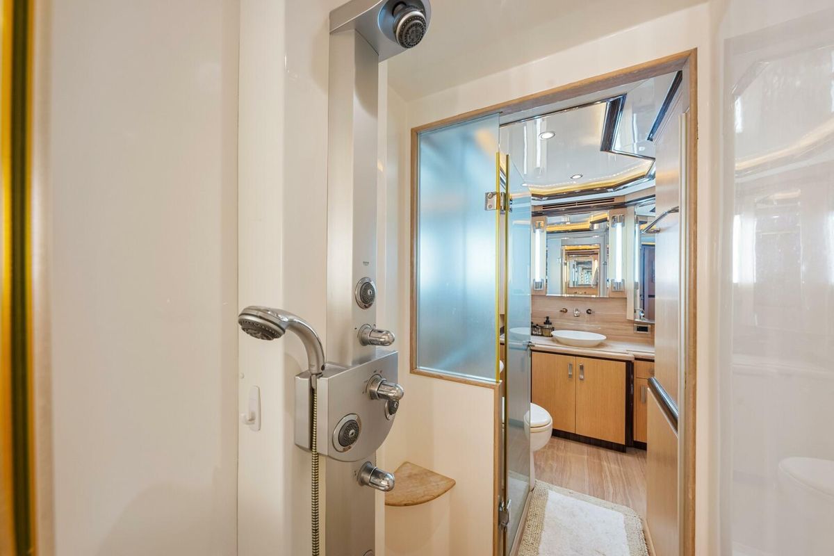 2010 Ocean Alexander 84 