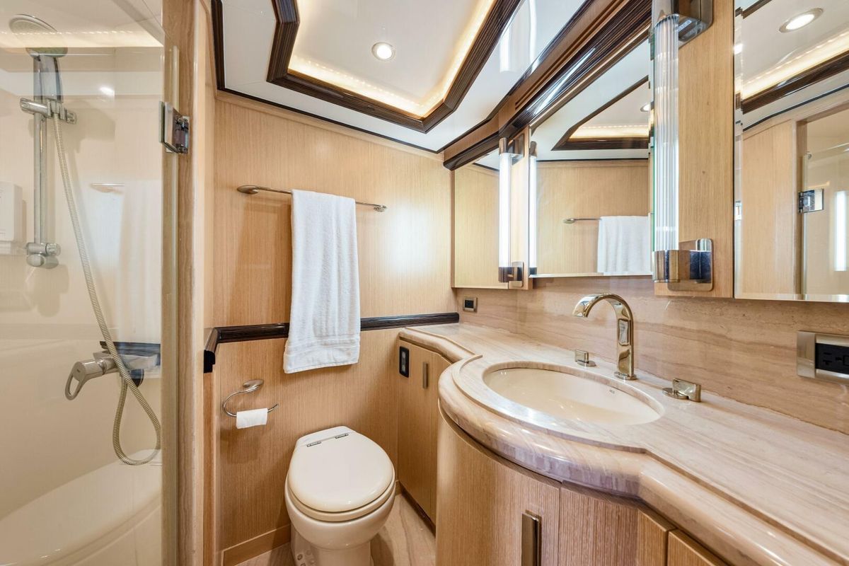 2010 Ocean Alexander 84 