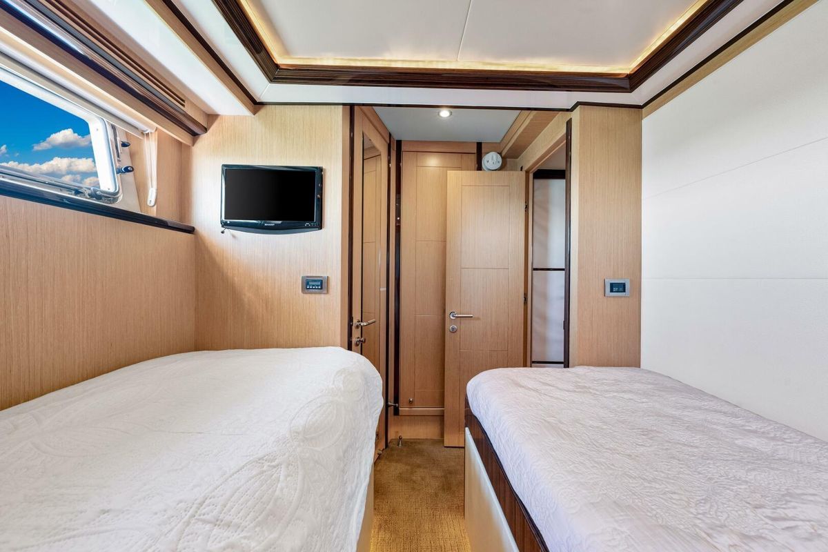 2010 Ocean Alexander 84 