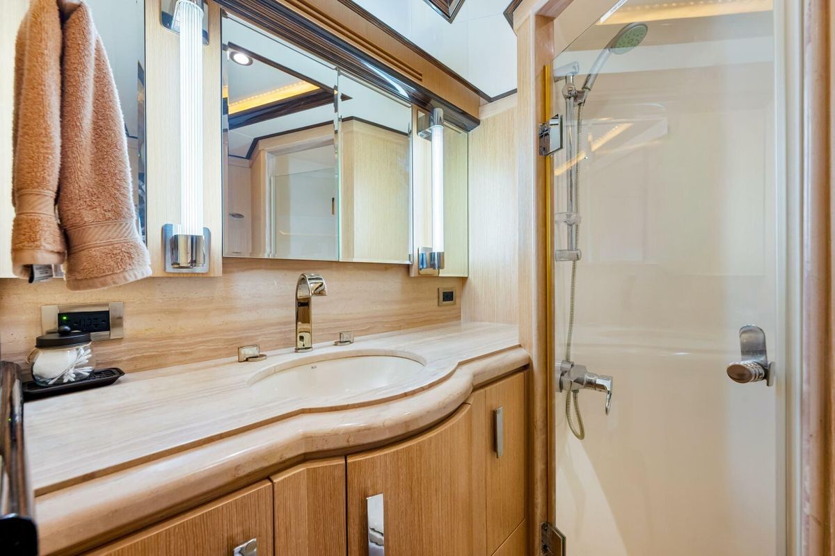 2010 Ocean Alexander 84 