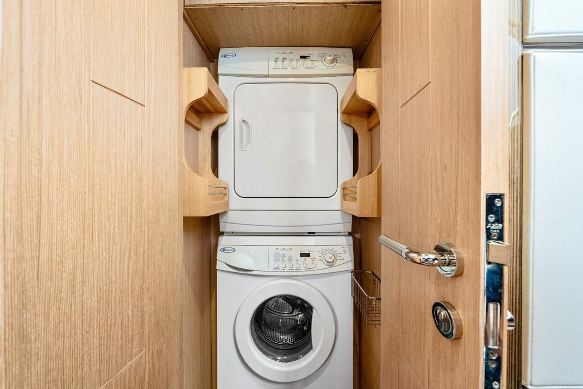 2010 Ocean Alexander 84 