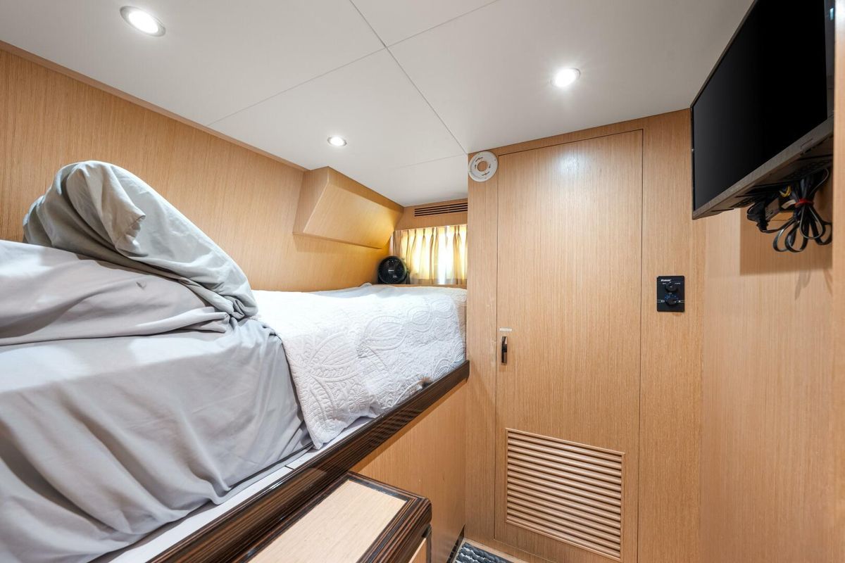 2010 Ocean Alexander 84 