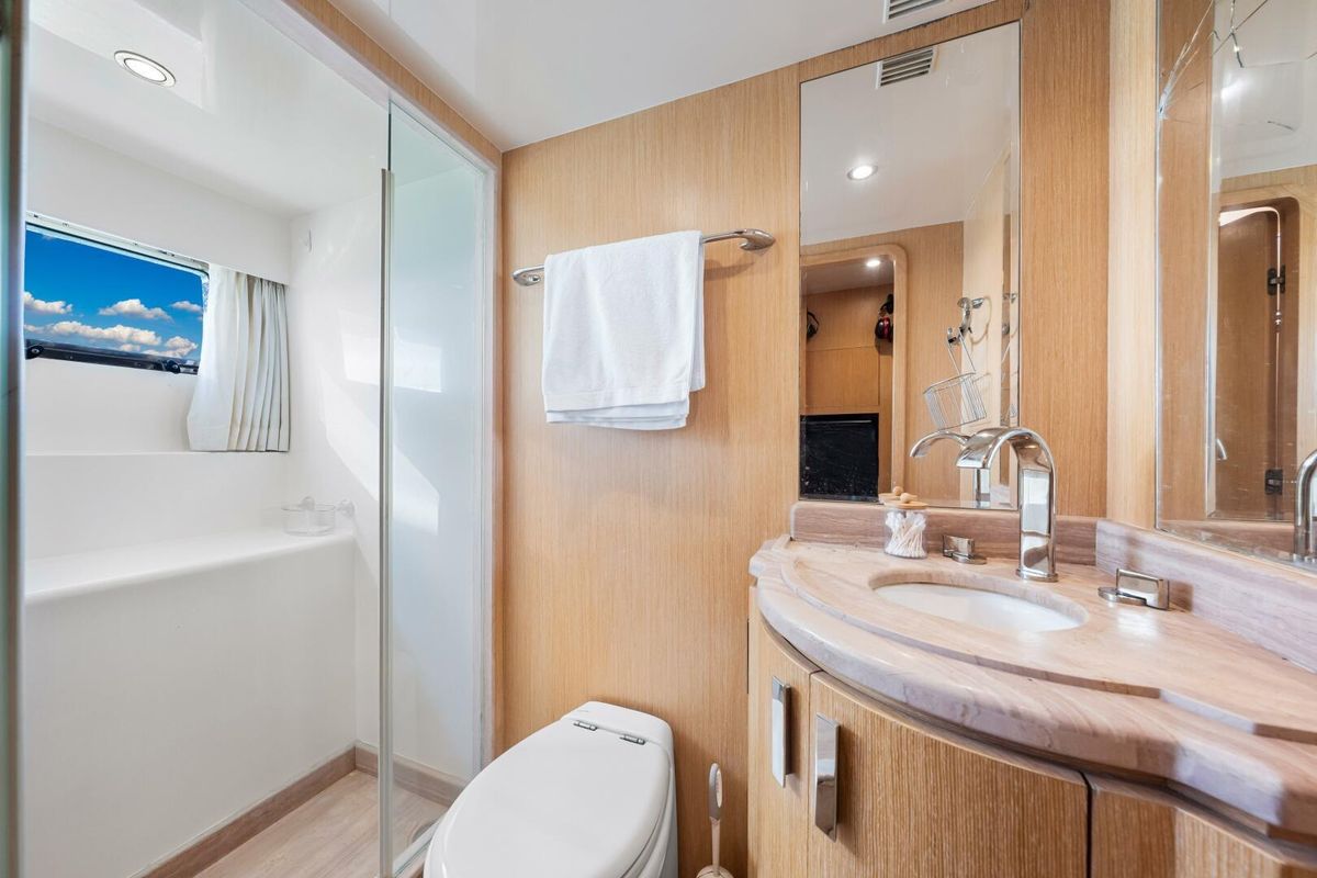 2010 Ocean Alexander 84 