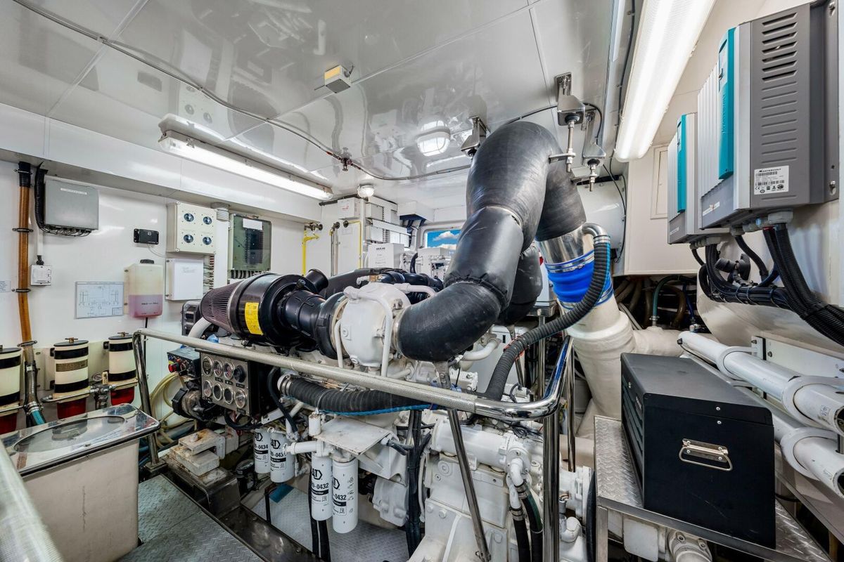 2010 Ocean Alexander 84 