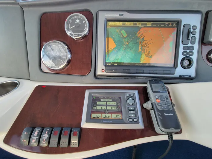 'aquaholic' Yacht Photos Pics 2011 Meridian 441 Sedan  - Helm Station