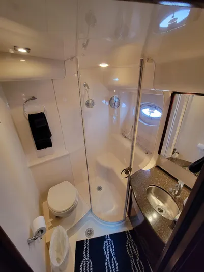 'aquaholic' Yacht Photos Pics Master ensuite head