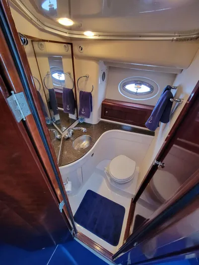 'aquaholic' Yacht Photos Pics Guest stateroom head