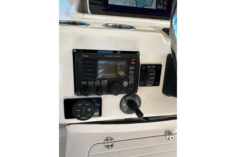  Yacht Photos Pics 2006 Grady-White Express 360 boat dashboard with radio and control panel.