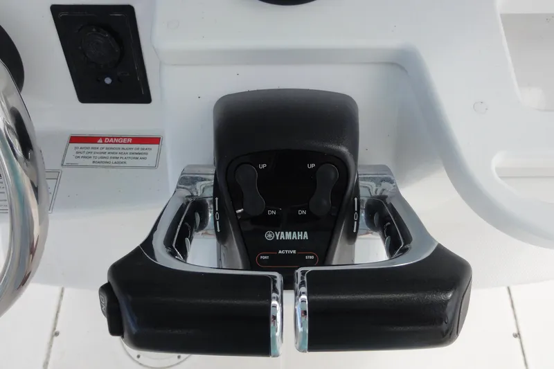  Yacht Photos Pics Yamaha throttle control on 2016 Everglades 295 Center Console boat dashboard.