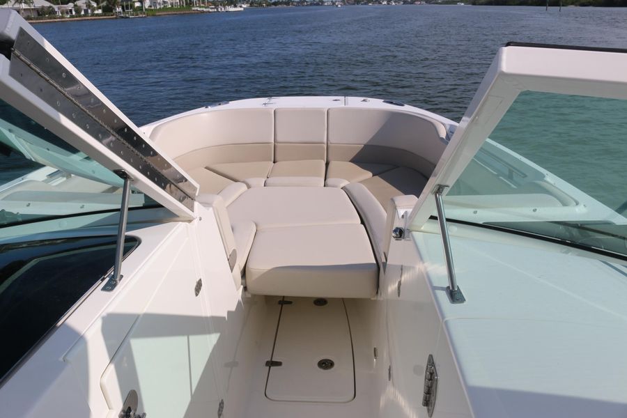 2016 Boston Whaler 320 Vantage