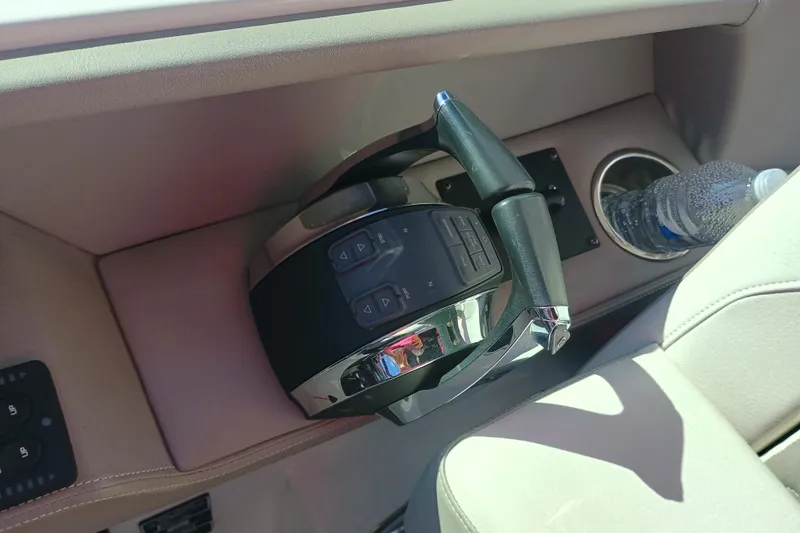 350-004 Brokerage Joe Yacht Photos Pics 2019 Four Winns H350 OB boat throttle control and cup holder with water bottle.