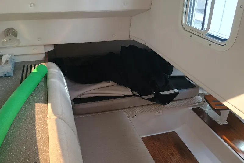 350-004 Brokerage Joe Yacht Photos Pics Interior of 2019 Four Winns H350 OB boat with seating and window.