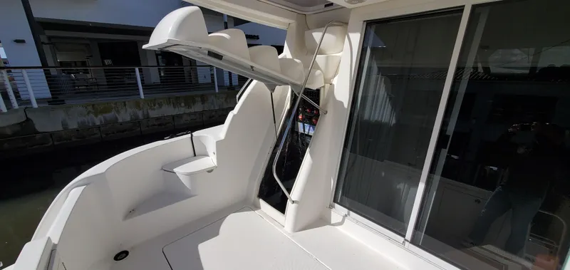 Chelarious Yacht Photos Pics 2005 Meridian 411 Sedan yacht interior with open hatch and seating area.