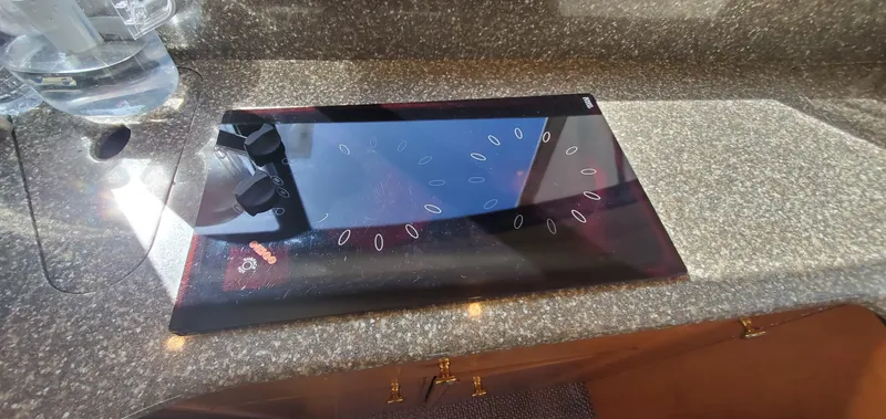 Chelarious Yacht Photos Pics Stovetop on granite counter in 2005 Meridian 411 Sedan yacht kitchen.