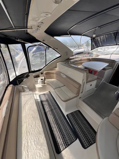  Yacht Photos Pics Interior of 2000 Regal Commodore 4160 yacht, featuring spacious seating and elegant design.