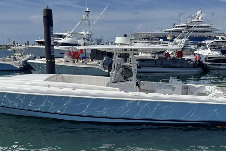 2005 Intrepid 323 Cuddy