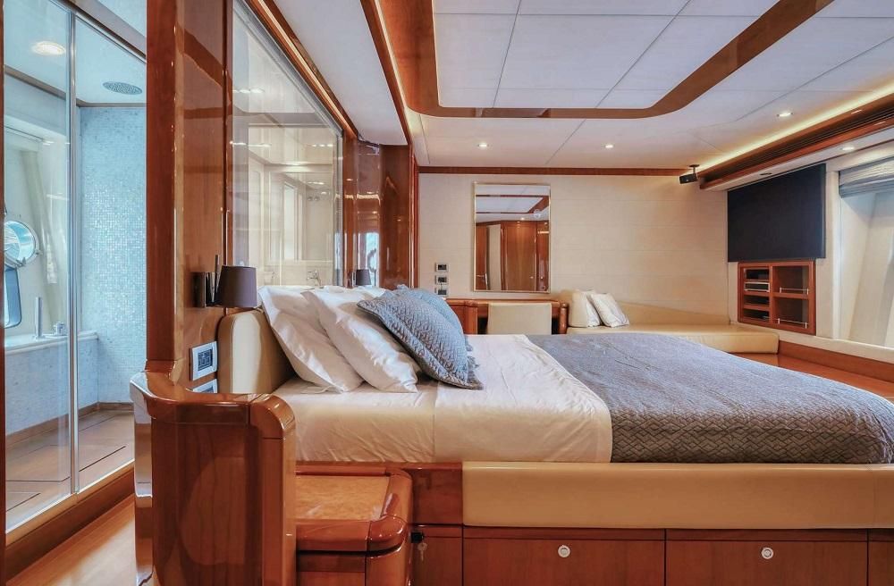 2006 Ferretti Yachts 83 