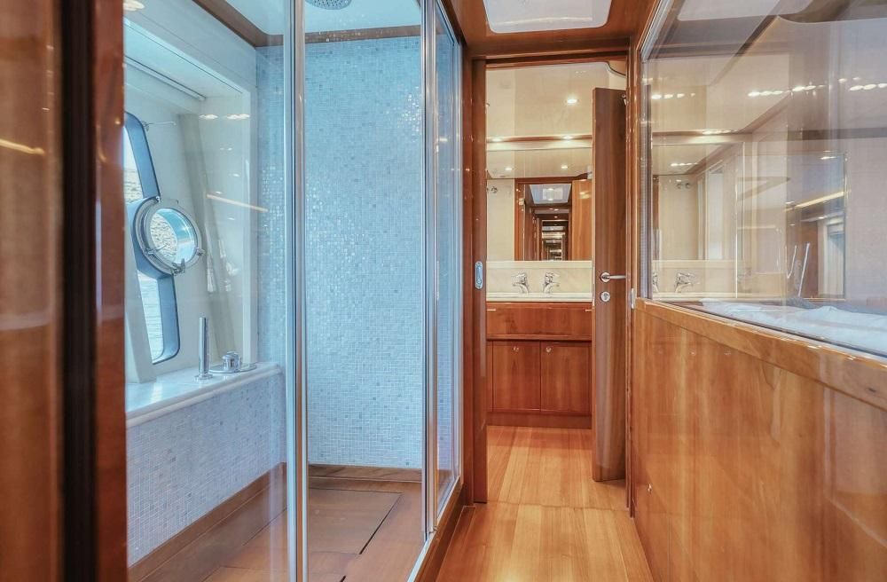 2006 Ferretti Yachts 83 