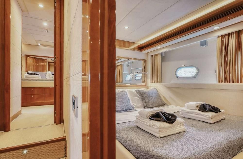 2006 Ferretti Yachts 83 