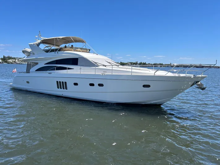 Uniq III Yacht Photos Pics 