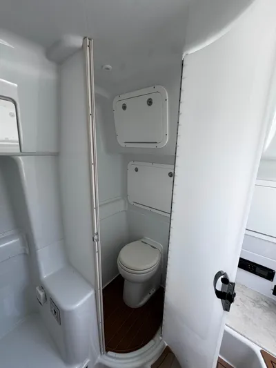  Yacht Photos Pics Yellowfin 42 Offshore- Head