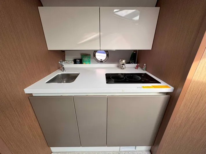 Heidibal 11 Yacht Photos Pics Modern kitchen area in 2021 Beneteau Gran Turismo 40 yacht.