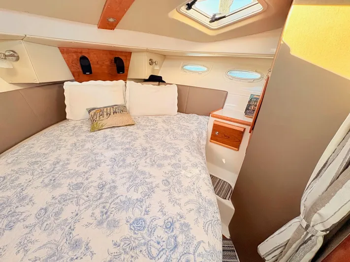 Reliance Yacht Photos Pics Interior of 2023 Cutwater 32 Coupe with cozy bed.