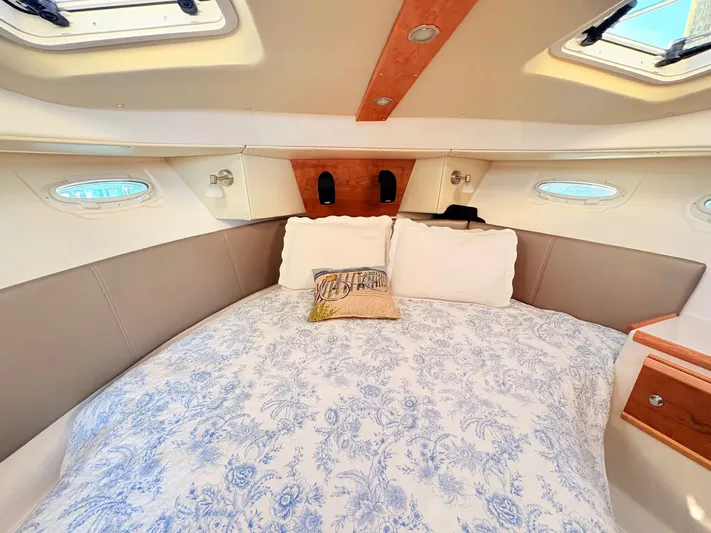 Reliance Yacht Photos Pics Interior of 2023 Cutwater 32 Coupe featuring cozy bed.