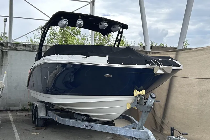 2022 Sea Ray 290 Sdx @ Cancun "angulo" Yacht Photos Pics 2022 Sea Ray SDX 290 boat on trailer, covered and parked outdoors.