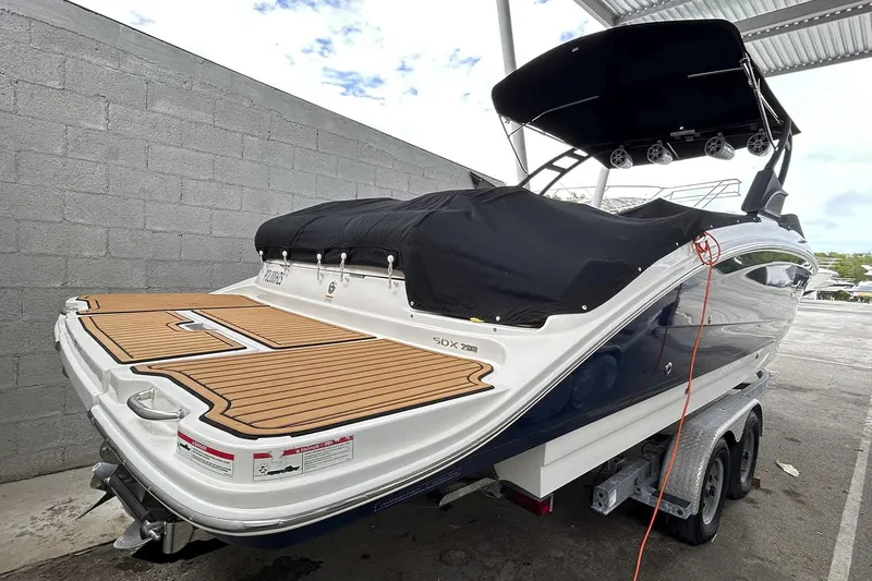 2022 Sea Ray 290 Sdx @ Cancun "angulo" Yacht Photos Pics 2022 Sea Ray SDX 290 boat on trailer, covered and parked outdoors.
